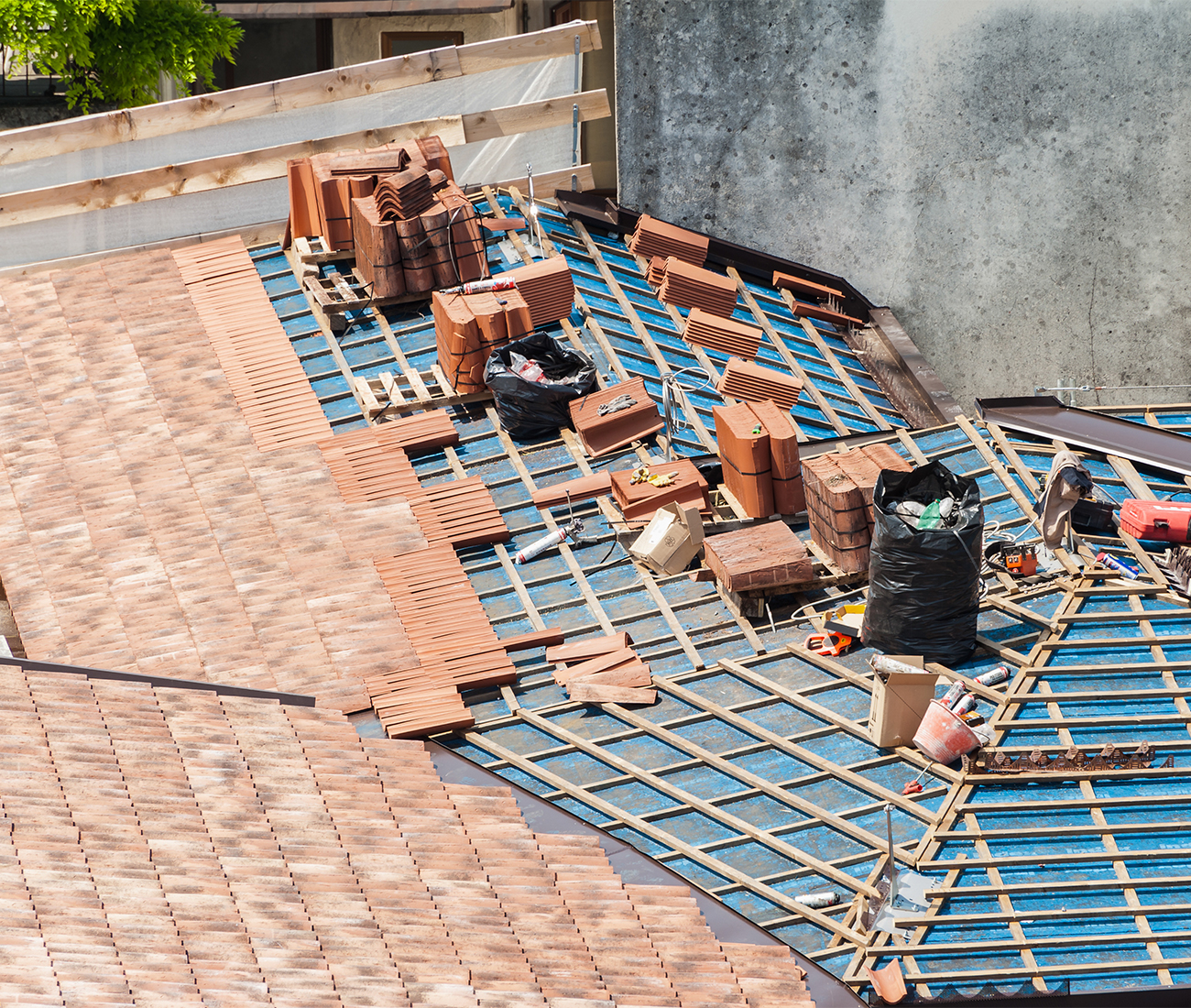 Rehabilitación de cubiertas en Burgos y provincia, para mantener protegido tu edificio o vivienda. Seguridad estructural, filtraciones, mal aislamiento, costo y presupuesto, durabilidad a largo plazo