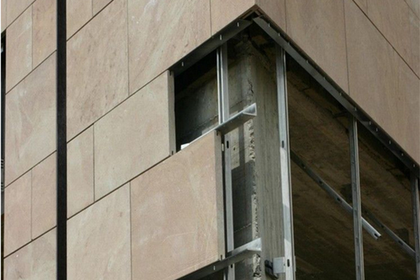 Sistema de rehabilitación de fachadas en Burgos con revestimiento de fachada ventilada